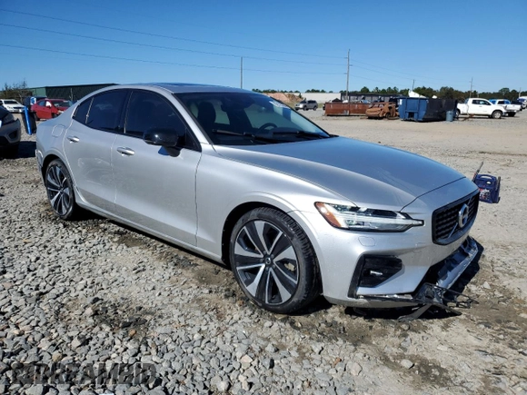2022 Volvo S60 Momentum with VIN 7JRL12FZ4NG177811, listed as a Copart auction lot 82125004 with 41,997 mi miles and Salvage Title. Bid and sale history available at carsss.com. Image 4.