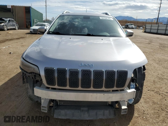 2019 Jeep Cherokee Latitude z VIN 1C4PJLCBXKD204746, wystawiony jako Copart lot #50268185 z przebiegiem 90 796 mil mil oraz Szkoda całkowita • Salvage title. Historia ofert i sprzedaży dostępna na DreamBid. Obrazek 5.
