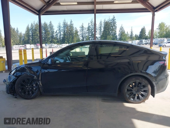 2022 Tesla Model Y Long Range with VIN 7SAYGDEE1NF550202, listed as a IAAI auction lot 42121718 with 28,211 mi miles and . Bid and sale history available at carsss.com. Image 14.