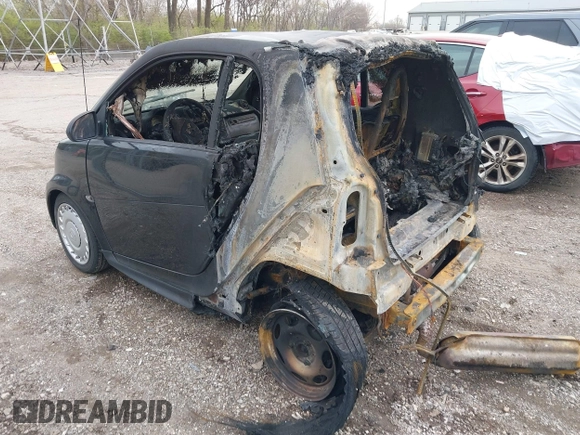 2015 Smart fortwo Passion with VIN WMEEJ3BA8FK811800, listed as a IAAI auction lot 41982401 with Not Provided miles and . Bid and sale history available at DreamBid. Image 3.