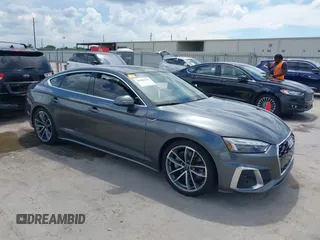 2022 Audi A5 Sportback S line Premium Plus z VIN WAUFACF5XNA009427, wystawiony jako IAAI lot #40203616 z przebiegiem 54 005 mil mil oraz . Historia ofert i sprzedaży dostępna na DreamBid. Obrazek 1.