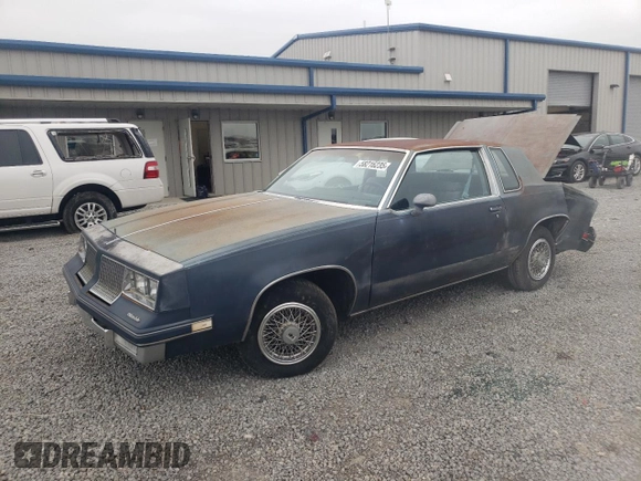 1983 Oldsmobile Cutlass Supreme z VIN 1G3AR47A1DM520447, wystawiony jako Copart lot #58216235 z przebiegiem 88 361 mil mil oraz Szkoda całkowita • Salvage title. Historia ofert i sprzedaży dostępna na DreamBid. Obrazek 1.