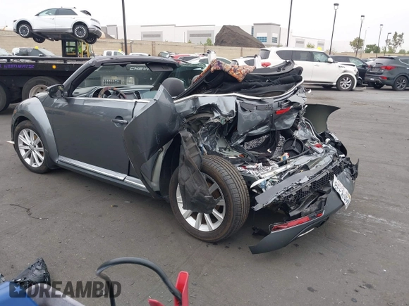 2018 Volkswagen Beetle S z VIN 3VW5DAAT3JM506023, wystawiony jako IAAI lot #42414886 z przebiegiem 33 424 mil mil oraz . Historia ofert i sprzedaży dostępna na DreamBid. Obrazek 3.