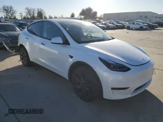 2025 Tesla Model Y Long Range with VIN 7SAYGDEDXSF228371, listed as a Copart auction lot 43925575 with 2,848 mi miles and Salvage Title. Bid and sale history available at DreamBid. Image 4.