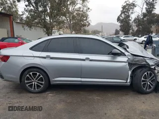 2024 Volkswagen Jetta Sport z VIN 3VWBM7BU3RM025861, wystawiony jako IAAI lot #41571284 z przebiegiem 9 990 mil mil oraz . Historia ofert i sprzedaży dostępna na DreamBid. Obrazek 13.
