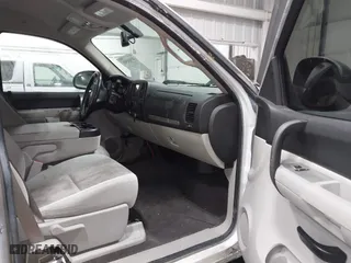2009 Chevrolet Silverado 1500 LT with VIN 1GCEK290X9Z273261, listed as a IAAI auction lot 41904308 with 128,274 mi miles. Bid and sale history available at carsss.com. Image 5.