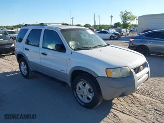 2002 Ford Escape XLT with VIN 1FMCU03112KC92704, listed as a IAAI auction lot 41807550 with 105,762 mi miles. Bid and sale history available at carsss.com. Image 1.