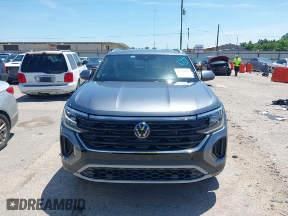 2024 Volkswagen Atlas SE z VIN 1V2JE2CA2RC217260, wystawiony jako IAAI lot #42178259 z przebiegiem 30 640 mil mil oraz . Historia ofert i sprzedaży dostępna na DreamBid. Obrazek 12.