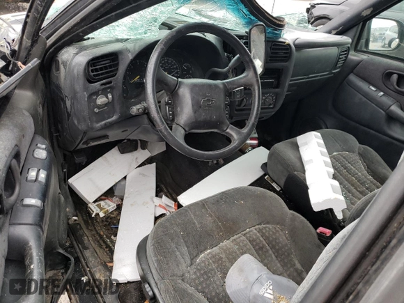 2000 Chevrolet Blazer LS z VIN 1GNCT18W9YK277871, wystawiony jako Copart lot #46158185 z przebiegiem Nie podano mil oraz Nie do naprawy • Non repairable. Historia ofert i sprzedaży dostępna na DreamBid. Obrazek 8.