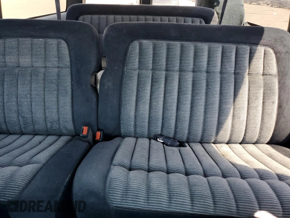 1994 Chevrolet Suburban z VIN 1GNGK26F1RJ444762, wystawiony jako Copart lot #86776674 z przebiegiem 354 375 mil mil oraz Szkoda całkowita • Salvage title. Historia ofert i sprzedaży dostępna na DreamBid. Obrazek 10.