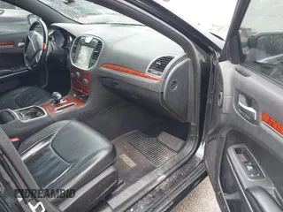 2014 Chrysler 300 z VIN 2C3CCAAG6EH220935, wystawiony jako IAAI lot #42216498 z przebiegiem 153 539 mil mil oraz . Historia ofert i sprzedaży dostępna na DreamBid. Obrazek 5.