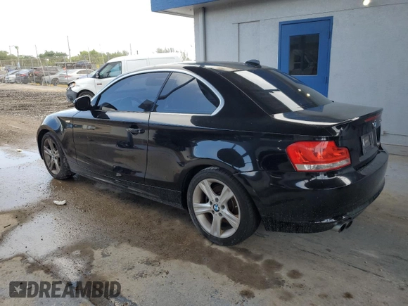 2013 BMW 1 Series 128i z VIN WBAUP7C54DVP25748, wystawiony jako Copart lot #62536075 z przebiegiem 187 591 mil mil oraz Czysty tytuł • Clean title. Historia ofert i sprzedaży dostępna na DreamBid. Obrazek 2.