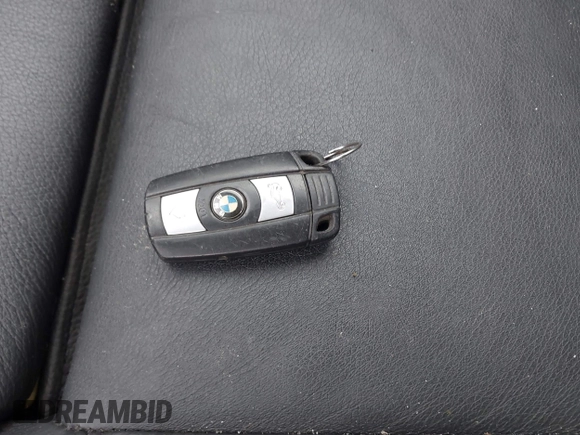 2011 BMW 3 Series 335i xDrive с VIN WBAPL5C53BA742364, выставлен на аукционе IAAI как лот 42604717 с пробегом 157 418 миль миль и . История ставок и продаж доступна на DreamBid. Изображение 11.