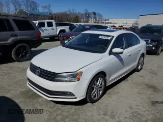 2015 Volkswagen Jetta SEL z VIN 3VWL17AJ4FM213885, wystawiony jako Copart lot #46296285 z przebiegiem 135 301 mil mil oraz Szkoda całkowita • Salvage title. Historia ofert i sprzedaży dostępna na DreamBid. Obrazek 1.