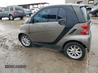 2009 Smart fortwo Pure z VIN WMEEJ31X49K233947, wystawiony jako Copart lot #60535065 z przebiegiem 48 669 mil mil oraz Czysty tytuł • Clean title. Historia ofert i sprzedaży dostępna na DreamBid. Obrazek 2.