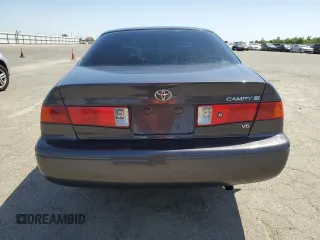 2001 Toyota Camry LE z VIN JT2BF22K010329017, wystawiony jako Copart lot #56035725 z przebiegiem 200 841 mil mil oraz Szkoda całkowita • Salvage title. Historia ofert i sprzedaży dostępna na DreamBid. Obrazek 6.