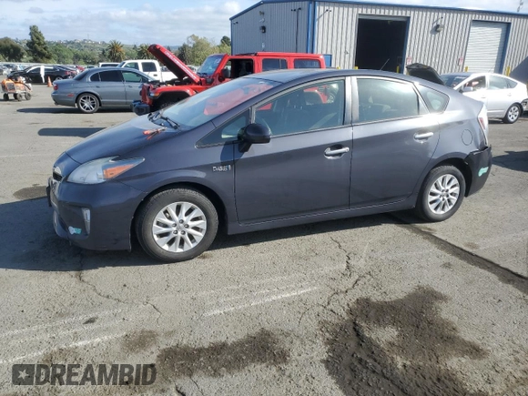 2013 Toyota Prius z VIN JTDKN3DP6D3033253, wystawiony jako Copart lot #53166025 z przebiegiem 169 319 mil mil oraz Nie do naprawy • Non repairable. Historia ofert i sprzedaży dostępna na DreamBid. Obrazek 1.