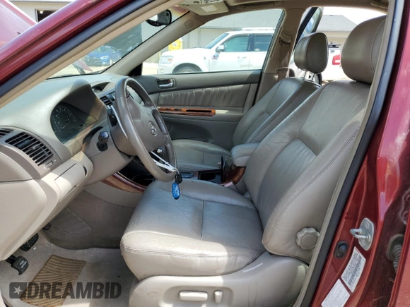 2003 Toyota Camry LE z VIN JTDBF30K530091667, wystawiony jako Copart lot #54576175 z przebiegiem 230 772 mil mil oraz Czysty tytuł • Clean title. Historia ofert i sprzedaży dostępna na DreamBid. Obrazek 7.