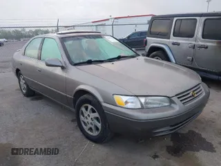 1998 Toyota Camry LE z VIN 4T1BF28K3WU042443, wystawiony jako IAAI lot #42047673 z przebiegiem 220 981 mil mil oraz . Historia ofert i sprzedaży dostępna na DreamBid. Obrazek 1.