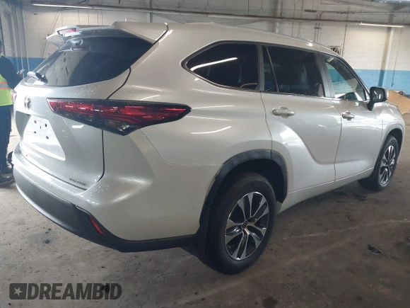2023 Toyota Highlander L z VIN 5TDKDRBH9PS039746, wystawiony jako IAAI lot #42235258 z przebiegiem 4 513 mil mil oraz . Historia ofert i sprzedaży dostępna na DreamBid. Obrazek 4.