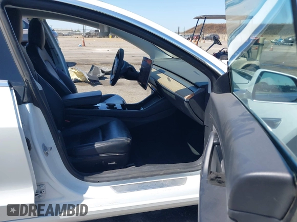 2020 Tesla Model 3 Standard Range Plus z VIN 5YJ3E1EA6LF659311, wystawiony jako IAAI lot #42363341 z przebiegiem 96 378 mil mil oraz . Historia ofert i sprzedaży dostępna na DreamBid. Obrazek 5.