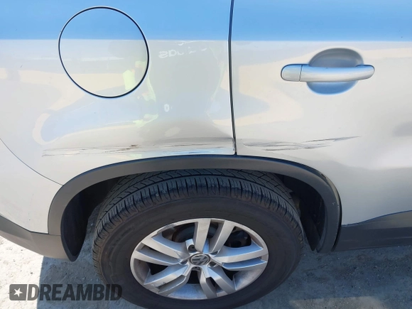 2017 Volkswagen Tiguan S z VIN WVGAV7AX5HK016877, wystawiony jako IAAI lot #42174845 z przebiegiem 99 334 mil mil oraz . Historia ofert i sprzedaży dostępna na DreamBid. Obrazek 18.