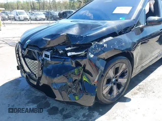 2024 BMW iX M60 z VIN WB533CF06RCN40621, wystawiony jako IAAI lot #42005612 z przebiegiem 11 051 mil mil oraz . Historia ofert i sprzedaży dostępna na DreamBid. Obrazek 6.