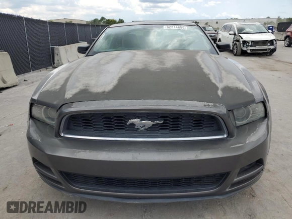 2013 Ford Mustang V6 z VIN 1ZVBP8AM8D5215538, wystawiony jako Copart lot #62214695 z przebiegiem 130 904 mil mil oraz Czysty tytuł • Clean title. Historia ofert i sprzedaży dostępna na DreamBid. Obrazek 5.