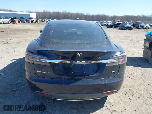 2015 Tesla Model S 85D with VIN 5YJSA1H25FFP70562, listed as a IAAI auction lot 41787957 with 177,688 mi miles. Bid and sale history available at carsss.com. Image 16.