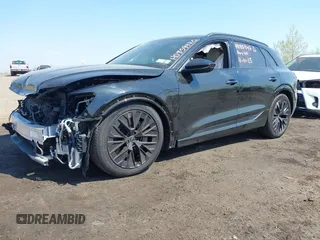 2024 Audi Q8 e-tron Prestige z VIN WA16ABGE6RB005963, wystawiony jako IAAI lot #42067970 z przebiegiem 7 113 mil mil oraz . Historia ofert i sprzedaży dostępna na DreamBid. Obrazek 20.