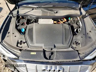 2019 Audi e-tron Prestige z VIN WA1VAAGE1KB010323, wystawiony jako Copart lot #68242952 z przebiegiem 27 138 mil mil oraz . Historia ofert i sprzedaży dostępna na DreamBid. Obrazek 12.