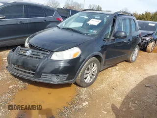 2013 Suzuki SX4 Crossover z VIN JS2YB5A35D6100607, wystawiony jako IAAI lot #41605648 z przebiegiem 64 685 mil mil oraz . Historia ofert i sprzedaży dostępna na DreamBid. Obrazek 2.