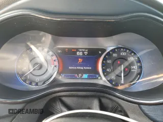 2015 Chrysler 200 S z VIN 1C3CCCBB2FN529146, wystawiony jako Copart lot #53853455 z przebiegiem 108 759 mil mil oraz Szkoda całkowita • Salvage title. Historia ofert i sprzedaży dostępna na DreamBid. Obrazek 9.