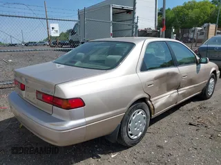 1997 Toyota Camry LE z VIN 4T1BG22K3VU808174, wystawiony jako IAAI lot #42237077 z przebiegiem 100 049 mil mil oraz . Historia ofert i sprzedaży dostępna na DreamBid. Obrazek 4.