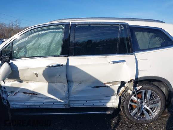 2017 Honda Pilot Touring with VIN 5FNYF6H98HB102313, listed as a IAAI auction lot 41244311 with 106,931 mi miles. Bid and sale history available at carsss.com. Image 15.