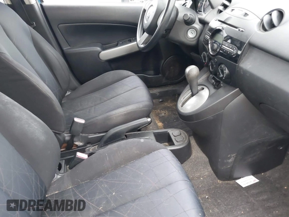 2012 Mazda 2 Sport z VIN JM1DE1KY7C0141308, wystawiony jako IAAI lot #42362946 z przebiegiem 125 424 mil mil oraz . Historia ofert i sprzedaży dostępna na DreamBid. Obrazek 5.