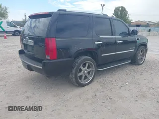 2007 Cadillac Escalade z VIN 1GYFK63847R144188, wystawiony jako IAAI lot #42244242 z przebiegiem 261 035 mil mil oraz . Historia ofert i sprzedaży dostępna na DreamBid. Obrazek 4.