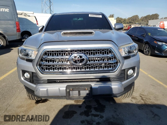 2017 Toyota Tacoma SR5 z VIN 5TFRZ5CNXHX028456, wystawiony jako Copart lot #84039894 z przebiegiem 30 670 mil mil oraz Szkoda całkowita • Salvage title. Historia ofert i sprzedaży dostępna na DreamBid. Obrazek 5.