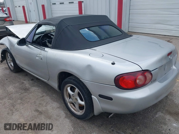 2002 Mazda MX-5 Miata Cloth z VIN JM1NB353320230803, wystawiony jako IAAI lot #41209388 z przebiegiem 84 815 mil mil oraz . Historia ofert i sprzedaży dostępna na DreamBid. Obrazek 3.