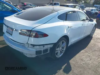 2013 Tesla Model S z VIN 5YJSA1CG0DFP22533, wystawiony jako IAAI lot #42519702 z przebiegiem 168 313 mil mil oraz . Historia ofert i sprzedaży dostępna na DreamBid. Obrazek 4.