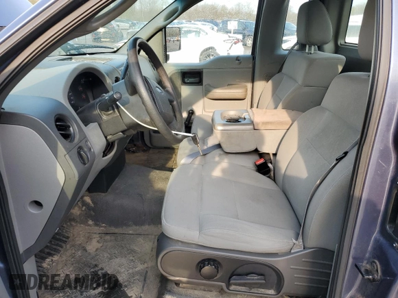 2004 Ford F-150 XL z VIN 1FTRF12W54NB48425, wystawiony jako Copart lot #53709745 z przebiegiem 104 456 mil mil oraz Szkody całkowita. Historia ofert i sprzedaży dostępna na DreamBid. Obrazek 7.