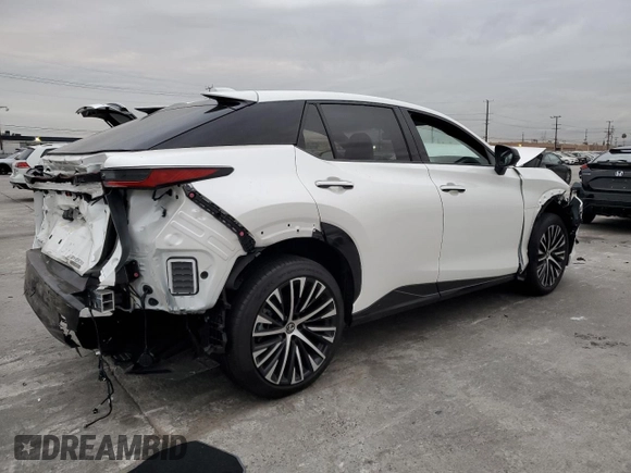 2023 Lexus RZ 450e Premium z VIN JTJAAAAB5PA009849, wystawiony jako Copart lot #81161103 z przebiegiem 4056 mil mil oraz . Historia ofert i sprzedaży dostępna na DreamBid. Obrazek 3.