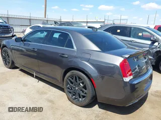2017 Chrysler 300 Limited z VIN 2C3CCAAG9HH538701, wystawiony jako IAAI lot #42354339 z przebiegiem 153 985 mil mil oraz . Historia ofert i sprzedaży dostępna na DreamBid. Obrazek 3.
