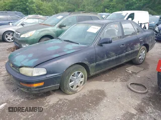 1993 Toyota Camry LE z VIN 4T1SK12E6PU248270, wystawiony jako IAAI lot #42160426 z przebiegiem 225 221 mil mil oraz . Historia ofert i sprzedaży dostępna na DreamBid. Obrazek 2.