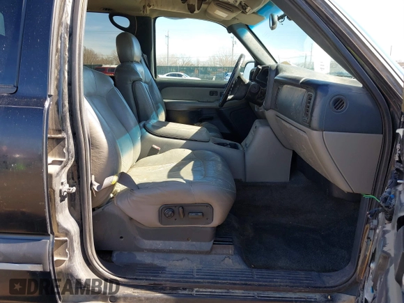 2002 Chevrolet Suburban Z71 with VIN 3GNFK16Z32G202949, listed as a IAAI auction lot 41637140 with 277,161 mi miles. Bid and sale history available at carsss.com. Image 5.
