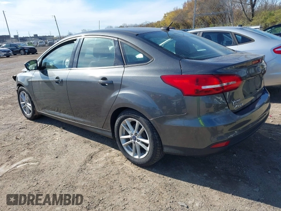 2018 Ford Focus SE z VIN 1FADP3F2XJL316101, wystawiony jako IAAI lot #40805650 z przebiegiem 53 551 mil mil oraz . Historia ofert i sprzedaży dostępna na DreamBid. Obrazek 3.