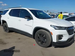 2023 Chevrolet Traverse LS z VIN 1GNERFKW7PJ173137, wystawiony jako IAAI lot #42247610 z przebiegiem 32 847 mil mil oraz . Historia ofert i sprzedaży dostępna na DreamBid. Obrazek 1.