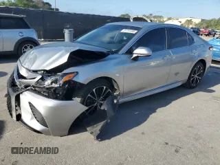 2020 Toyota Camry SE z VIN 4T1G11AK3LU955465, wystawiony jako Copart lot #51791285 z przebiegiem 72 978 mil mil oraz Szkoda całkowita • Salvage title. Historia ofert i sprzedaży dostępna na DreamBid. Obrazek 1.