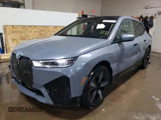 2023 BMW iX xDrive50 z VIN WB523CF00PCM96494, wystawiony jako Copart lot #48879714 z przebiegiem 6362 mil mil oraz . Historia ofert i sprzedaży dostępna na DreamBid. Obrazek 1.