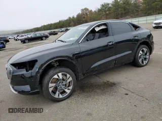2020 Audi e-tron Sportback Premium Plus z VIN WA12ABGE8LB035469, wystawiony jako Copart lot #46275923 z przebiegiem 24 442 mil mil oraz . Historia ofert i sprzedaży dostępna na DreamBid. Obrazek 1.